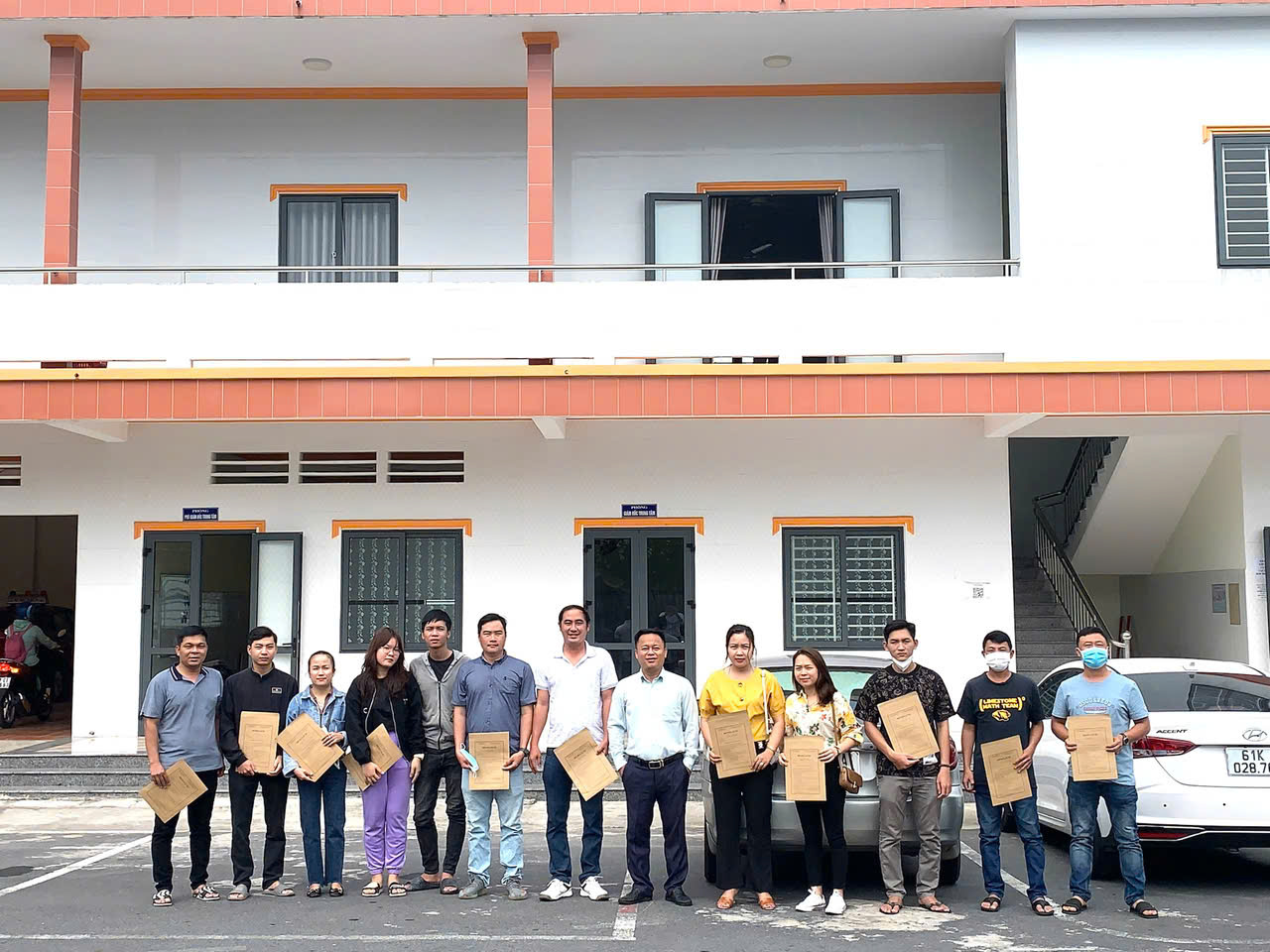 Học viên thực hành Dạy lái xe B số tự động tại sân tập chuẩn
